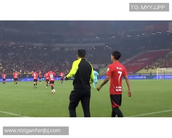 足球明星化身老大爷展现幽默一面引发球迷热议