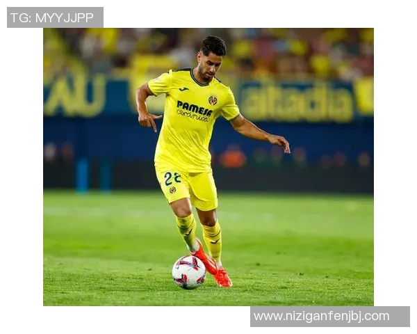 半秃顶的足球明星如何在绿茵场上展现风采与魅力的故事